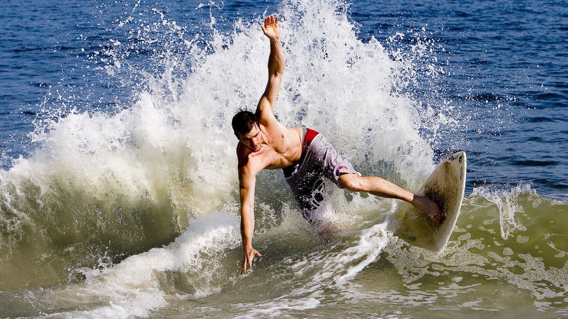 _青少年游泳夏令营：畅游水世界的运动乐趣_，青少年游泳训练基地